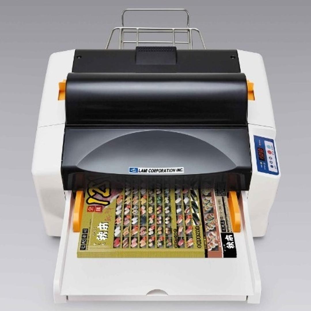 Plastifieuse automatique LAMI Revo Office de face, un document plastifié dans le bac de sortie