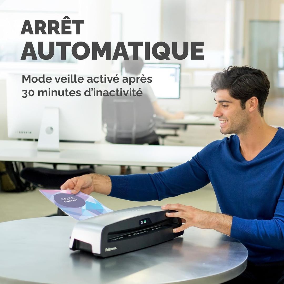 Plastifieuse à pochettes NEPTUNE 3 FELLOWES — Utilisateur récupérant un document plastifié, machine en veille sur une table