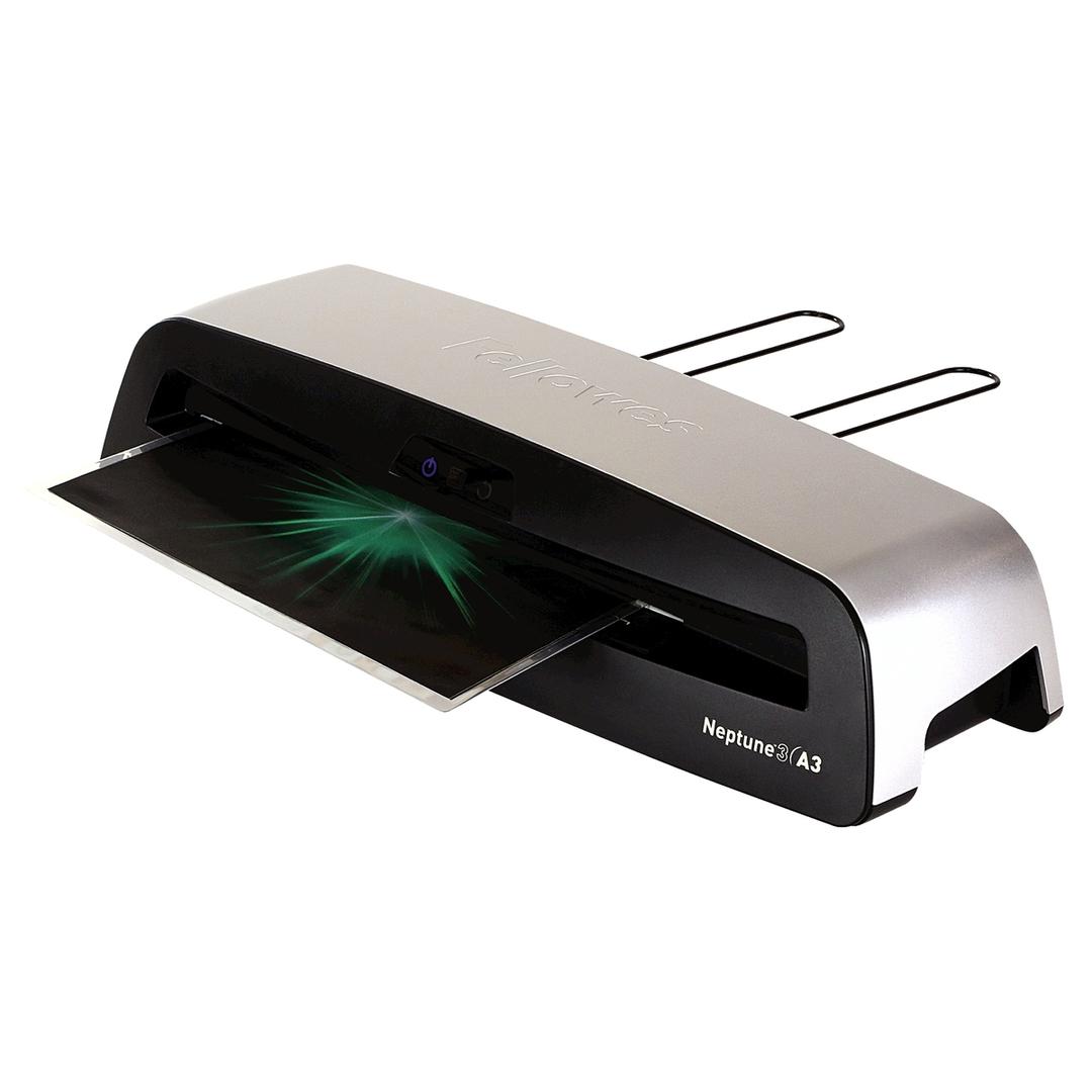 Plastifieuse à pochettes NEPTUNE 3 FELLOWES — Vue de gauche en fonctionnement