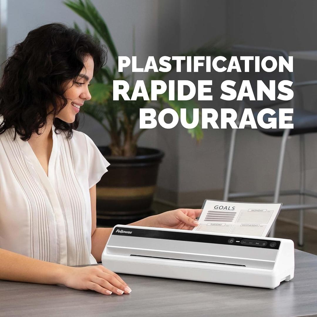 Plastifieuse à pochettes Saturn 3I A3 FELLOWES — Utilisatrice engageant une pochette A4 dans la fente, machine posée sur un bureau
