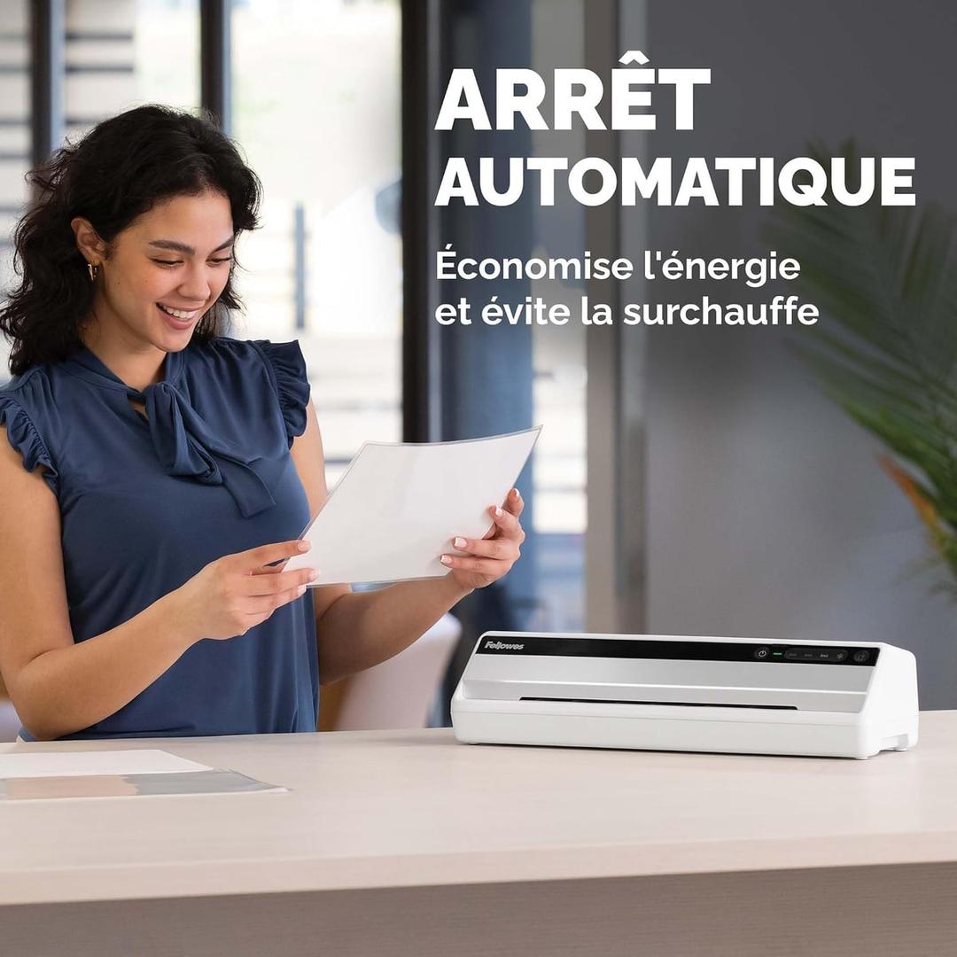 Plastifieuse à pochettes Saturn 3I A3 FELLOWES — Utilisatrice tenant un document plastifié, machine en veille sur un plan de travail