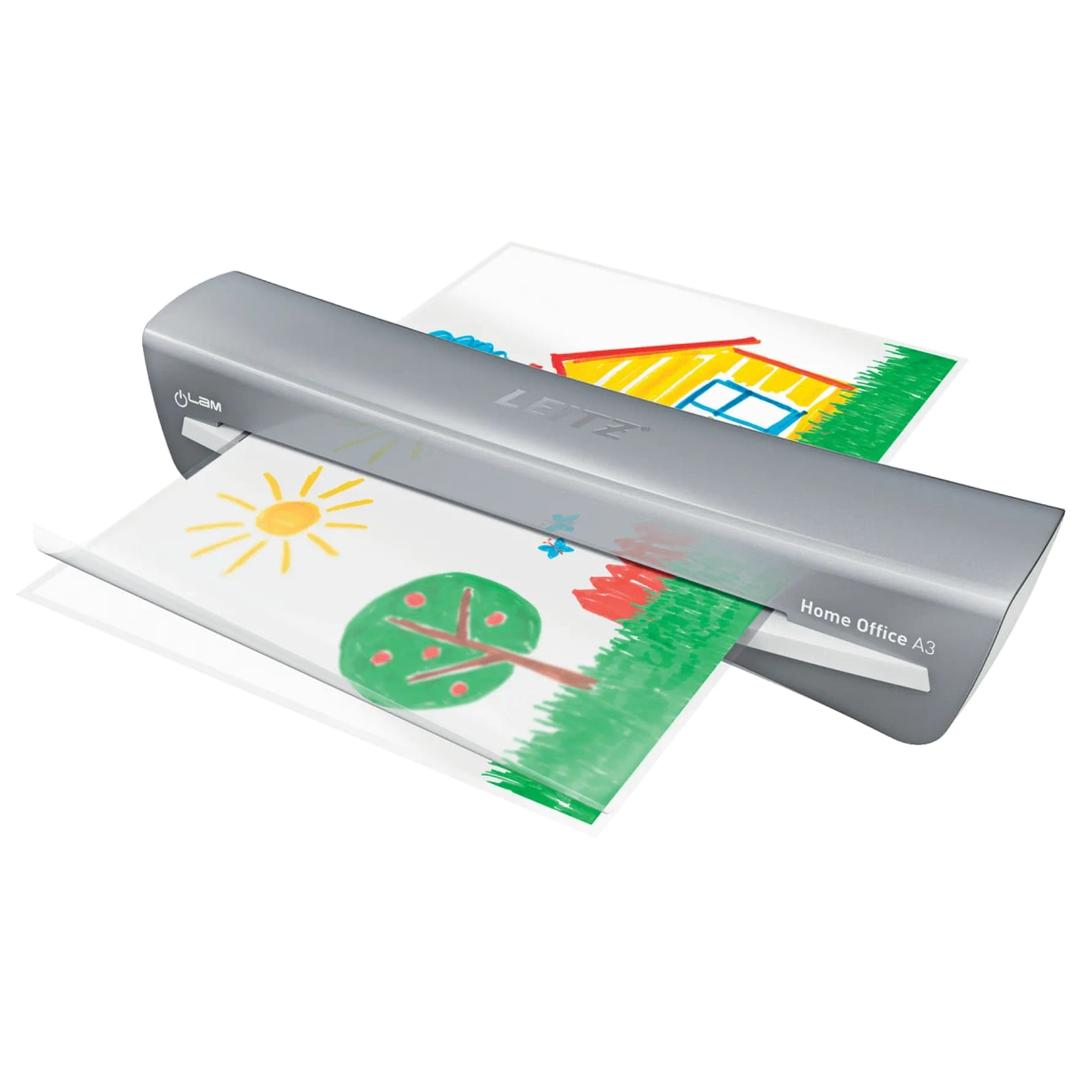 Plastifieuse à pochettes de bureau iLAM Home Office A3 gris LEITZ - La plastifieuse à pochettes Leitz iLAM Home Office A3 vue de trois quarts, un document en sortie