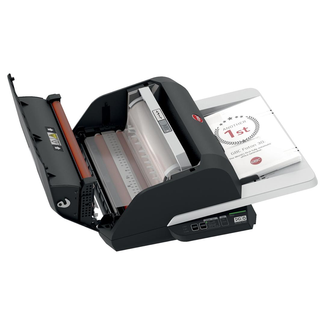 Plastifieuse automatique A3 FOTON 30 GBC — Capot ouvert, une feuille posée sur le plateau de chargement