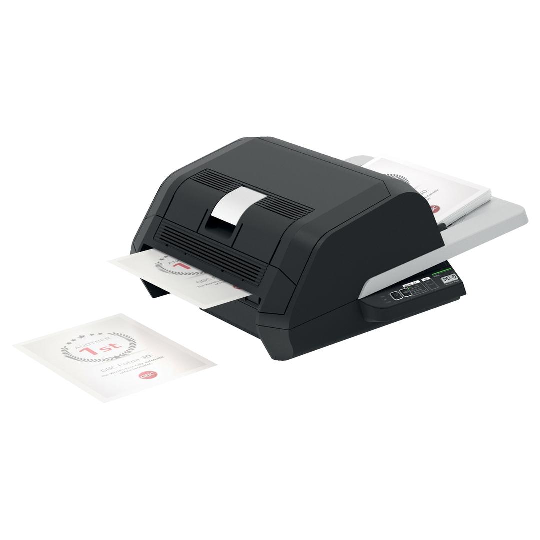 Plastifieuse automatique A3 FOTON 30 GBC — Document plastifié sortant de la machine