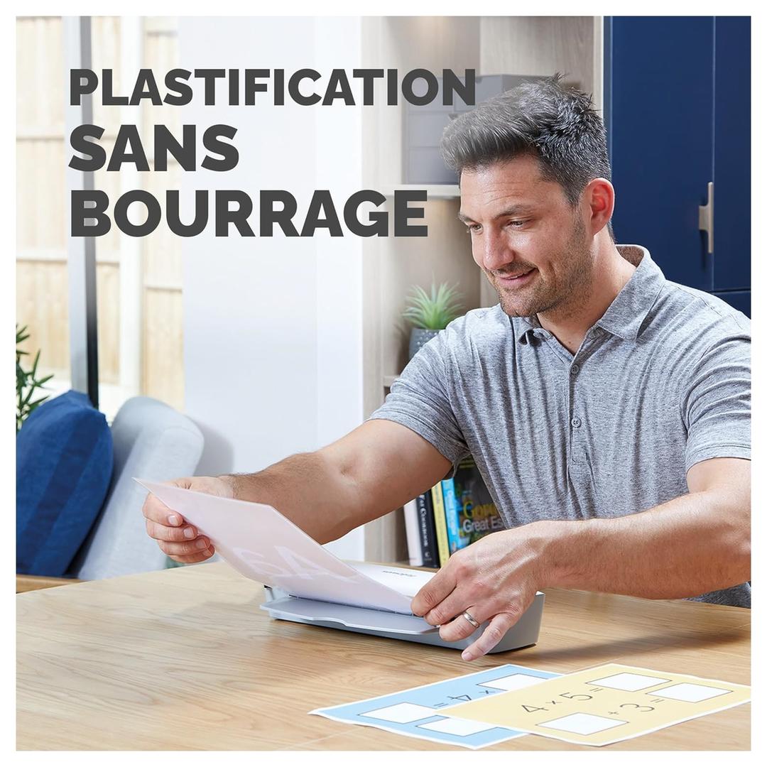 Plastifieuse à pochettes ION A4 FELLOWES — Utilisateur récupérant un document plastifié en sortie de machine