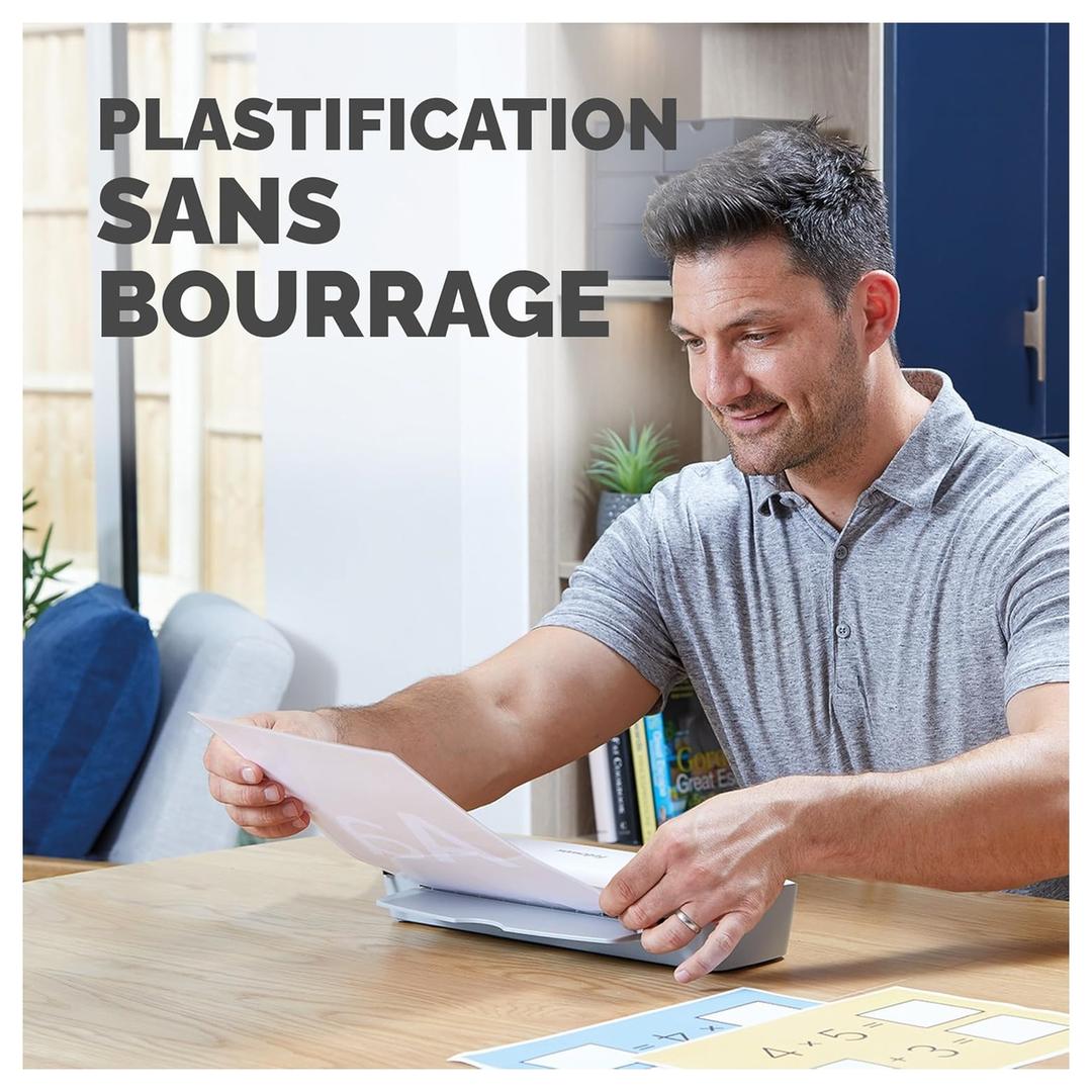 Plastifieuse à pochettes ION A3 FELLOWES — Utilisateur récupérant un document plastifié en sortie de machine