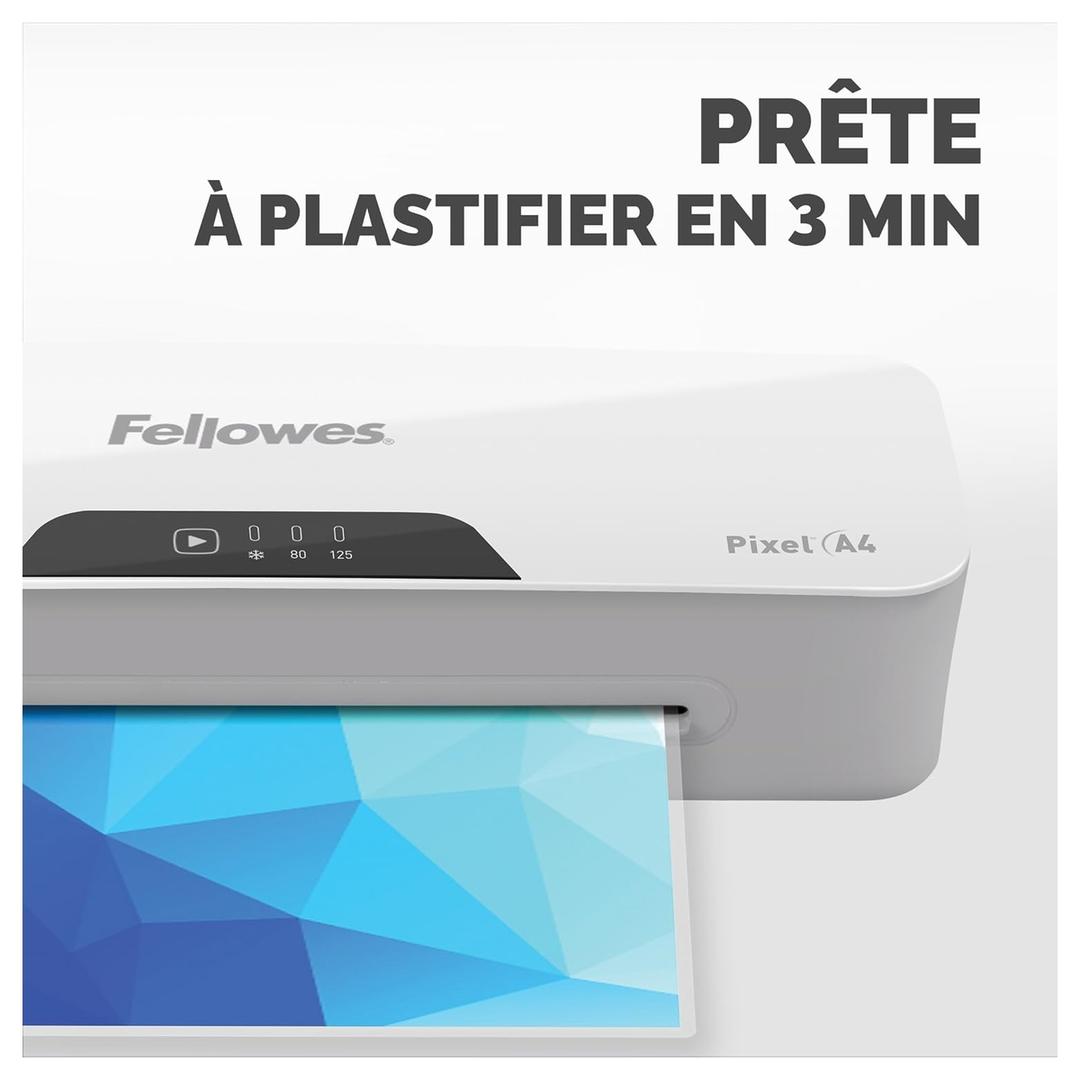 Plastifieuse à pochettes PIXEL A4 FELLOWES — Machine de trois quarts, une pochette engagée dans la fente