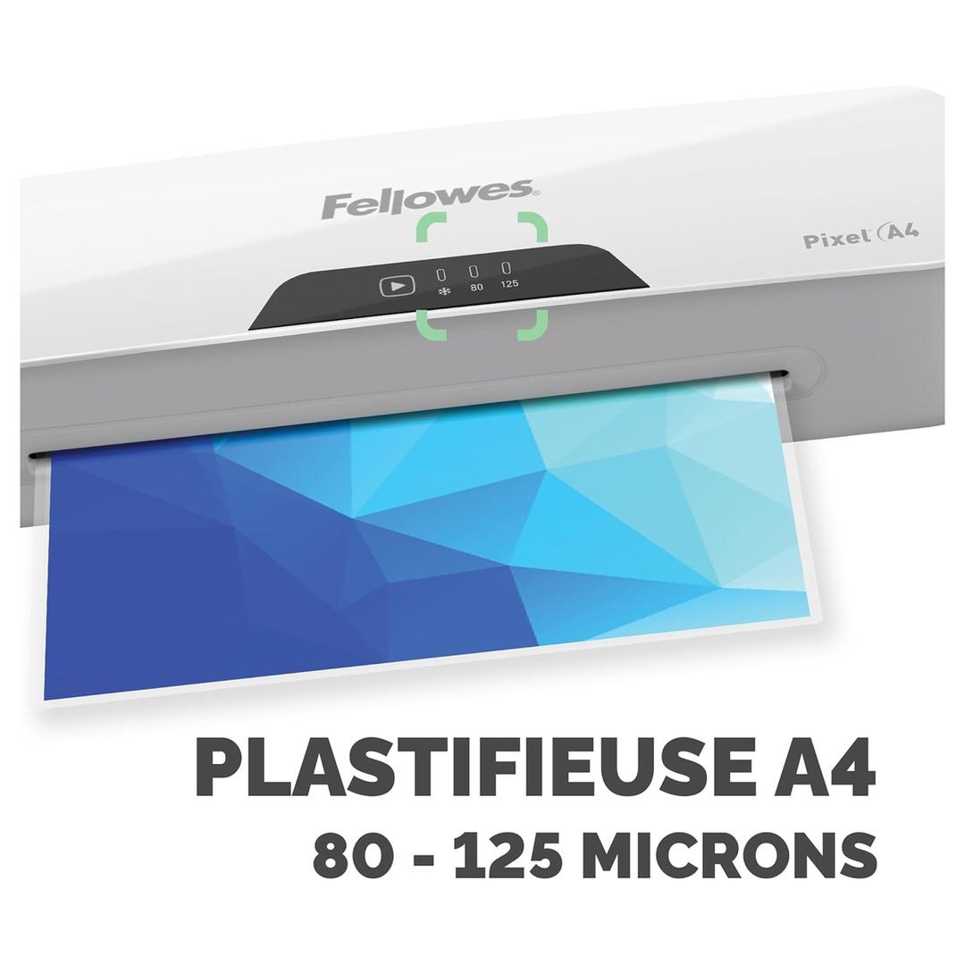 Plastifieuse à pochettes PIXEL A4 FELLOWES — Pochette en sortie de machine, vue rapprochée du bandeau