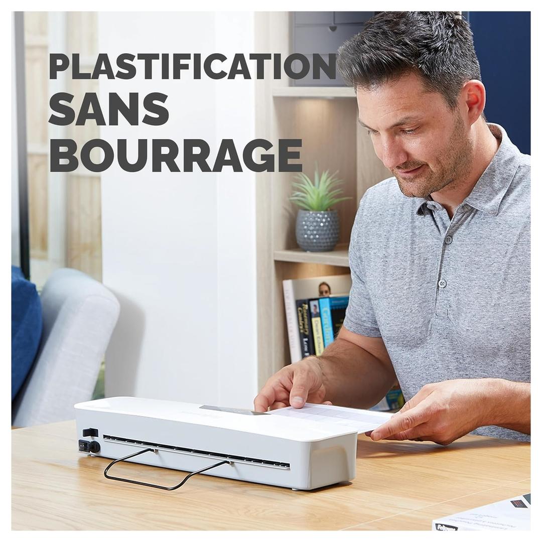 Plastifieuse à pochettes PIXEL A4 FELLOWES — Utilisateur engageant une pochette dans la fente d’introduction