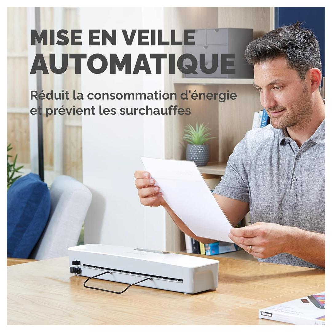 Plastifieuse à pochettes PIXEL A4 FELLOWES — Utilisateur tenant un document plastifié, machine posée sur un bureau