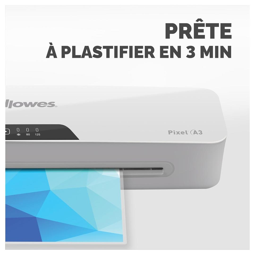 Plastifieuse à pochettes PIXEL A3 FELLOWES — Machine de trois quarts, une pochette engagée dans la fente