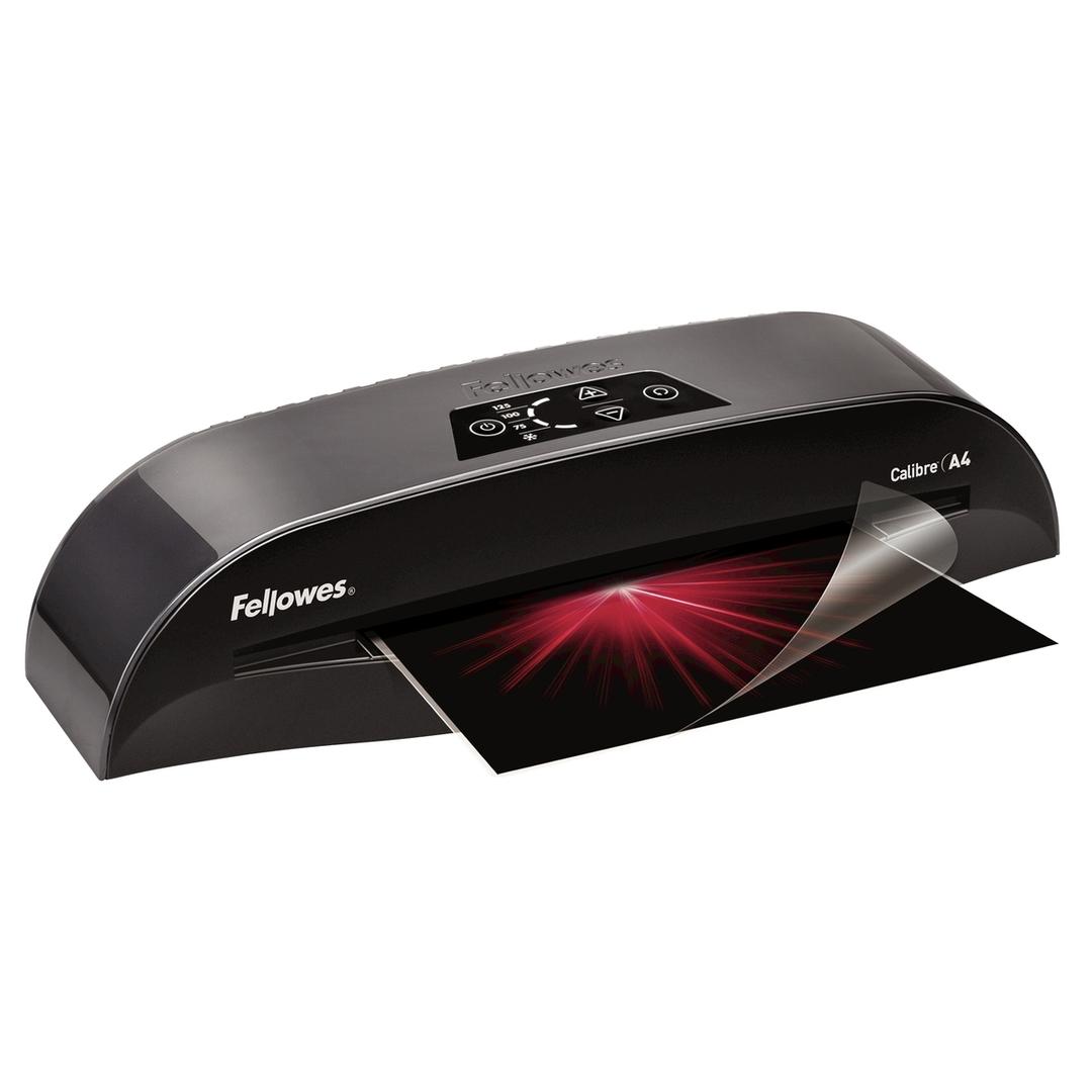 Plastifieuse à pochettes CALIBRE A4 FELLOWES — Vue de droite en fonctionnement
