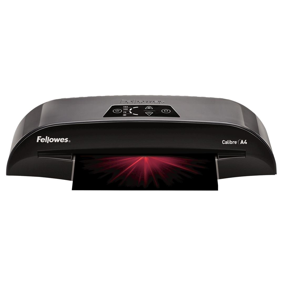 Plastifieuse à pochettes CALIBRE A4 FELLOWES — Vue de face en fonctionnement