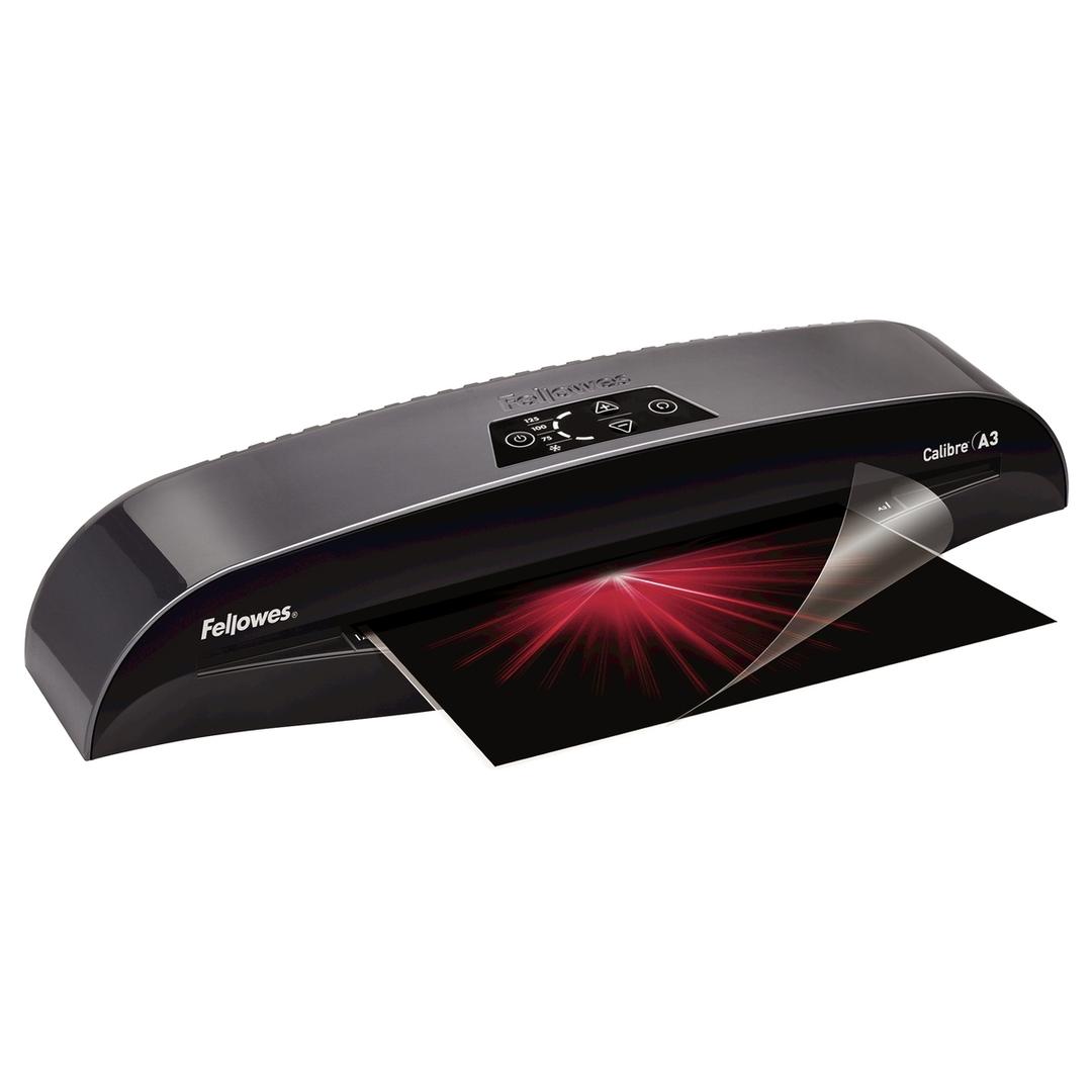 Plastifieuse à pochettes CALIBRE A3 FELLOWES — Vue de droite en fonctionnement