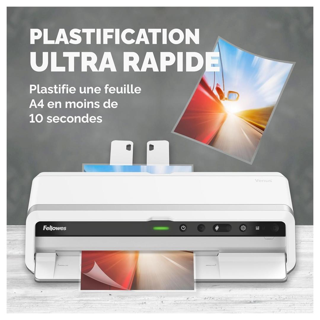 Plastifieuse à pochettes VENUS A3 FELLOWES — Machine de face, documents plastifiés en sortie sur un plan de travail