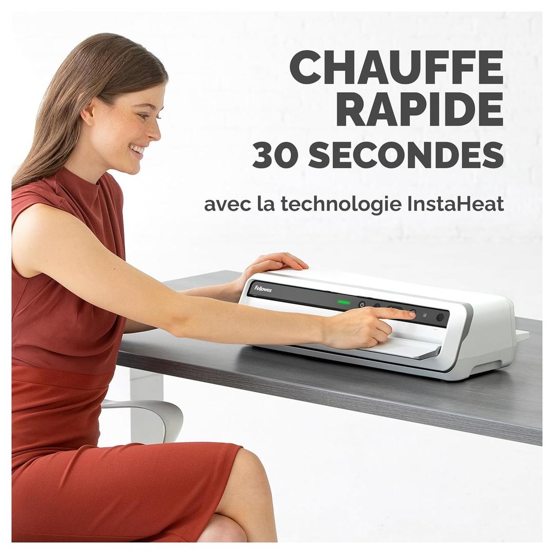 Plastifieuse à pochettes VENUS A3 FELLOWES — Utilisatrice appuyant sur le bouton d’alimentation, machine posée sur un plan de travail