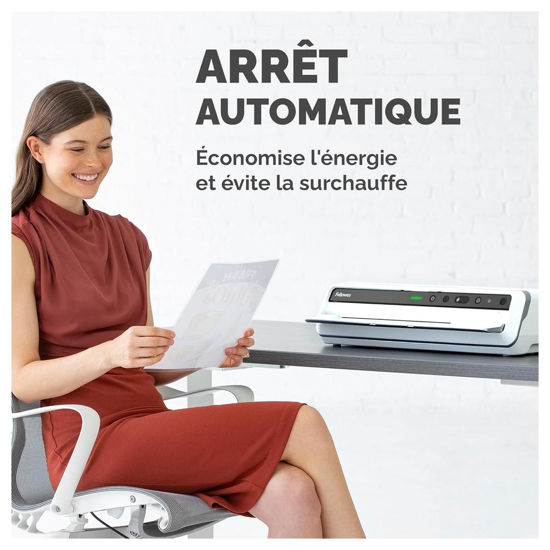 Plastifieuse à pochettes VENUS A3 FELLOWES — Utilisatrice tenant un document plastifié, machine en veille sur un bureau