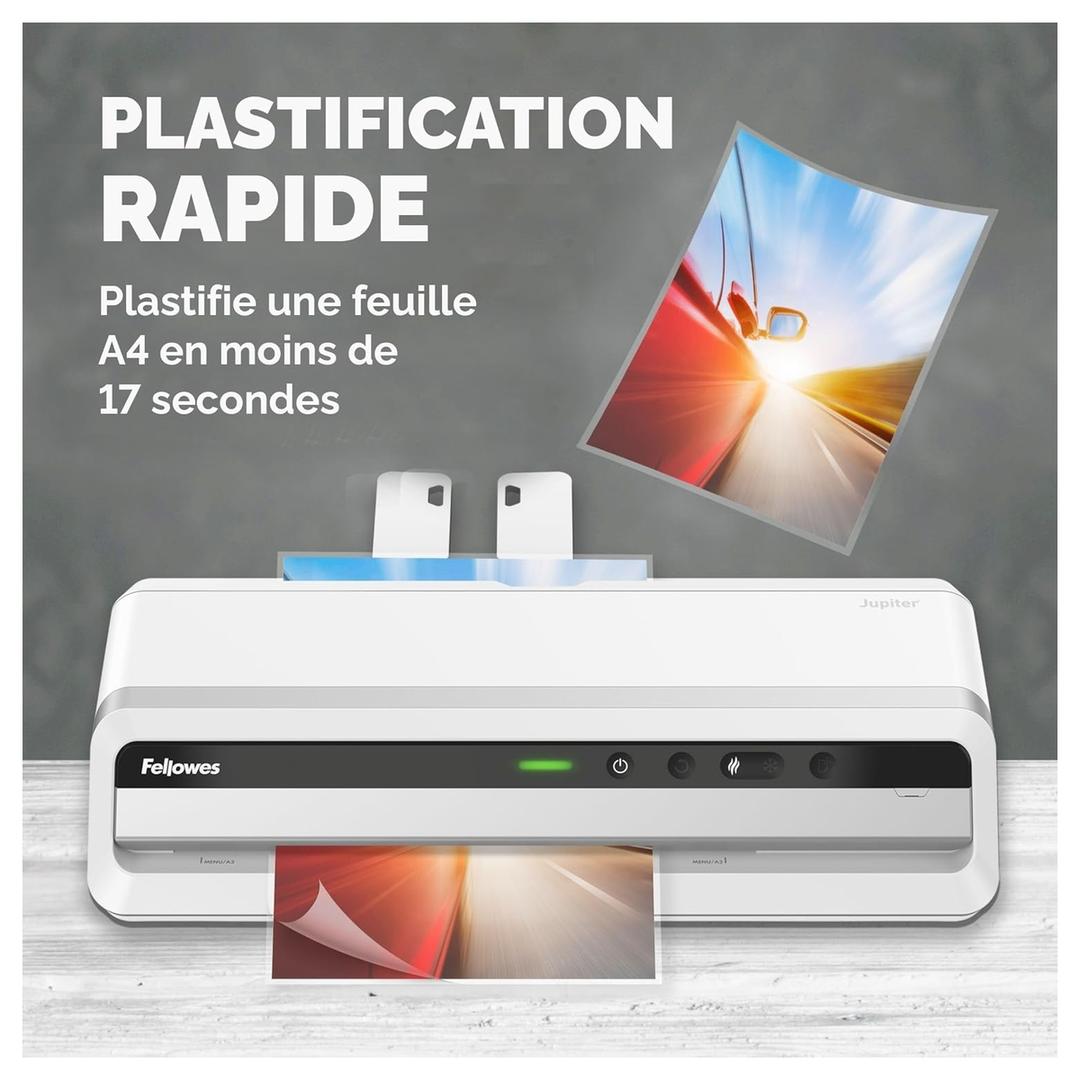 Plastifieuse à pochettes JUPITER A3 FELLOWES — Machine de face, documents plastifiés en sortie sur un plan de travail