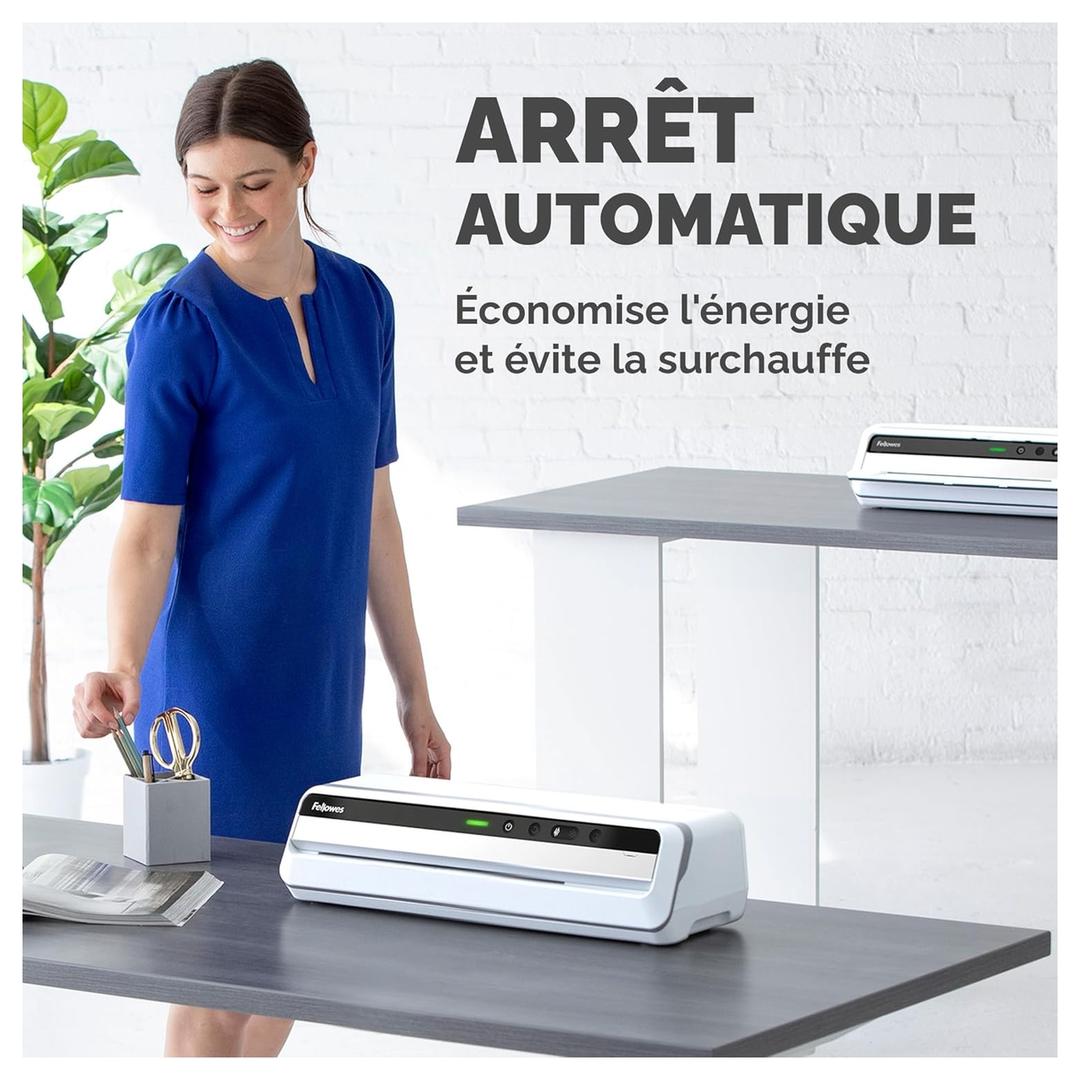 Plastifieuse à pochettes JUPITER A3 FELLOWES — Utilisatrice debout à côté de la machine posée sur un bureau