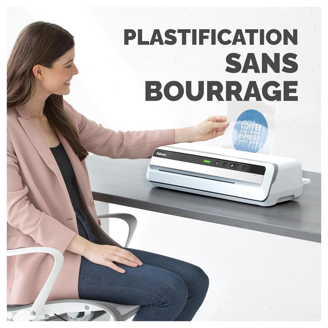 Plastifieuse à pochettes JUPITER A3 FELLOWES — Utilisatrice engageant une pochette dans la fente d’introduction