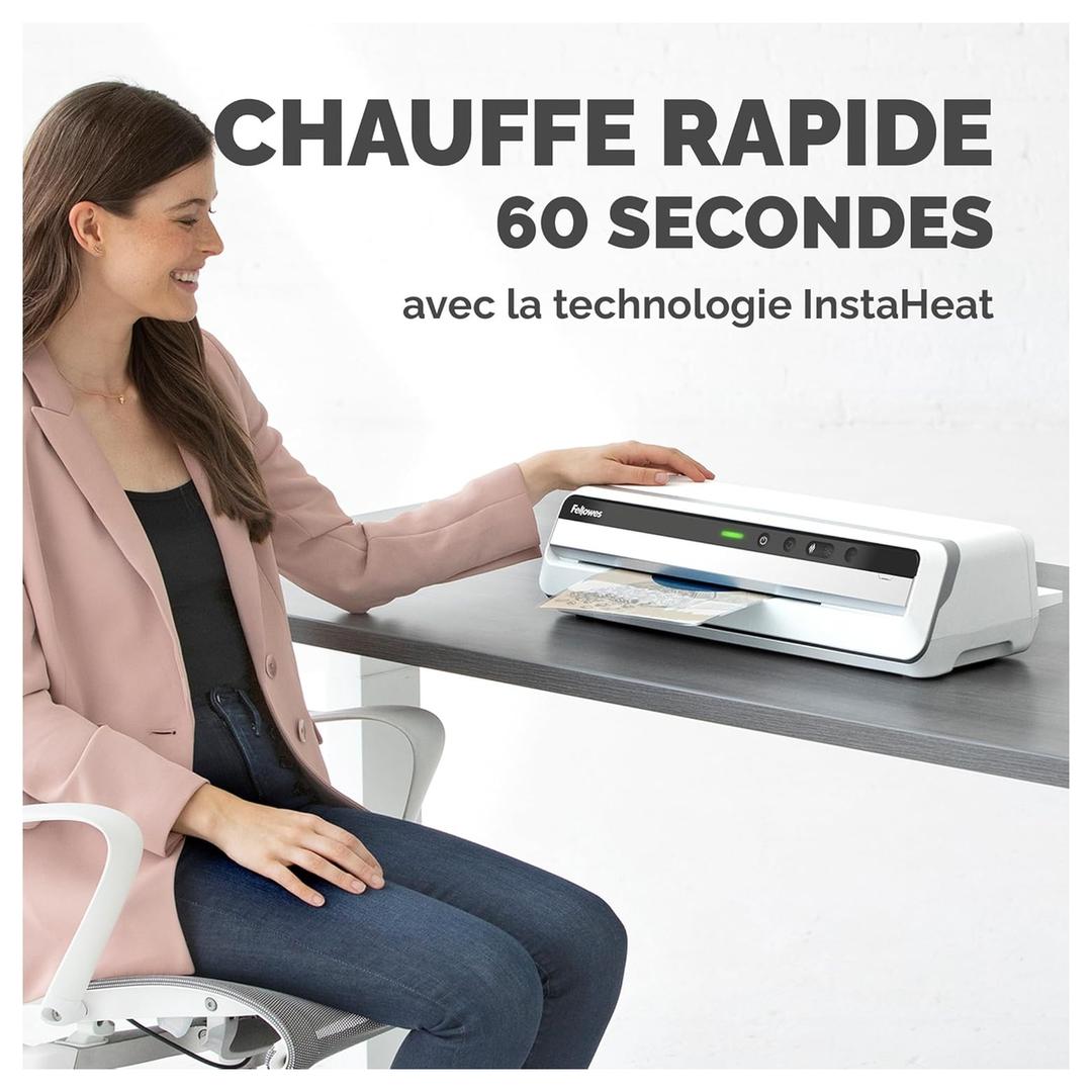 Plastifieuse à pochettes JUPITER A3 FELLOWES — Utilisatrice posant la main sur la machine, assise à un bureau