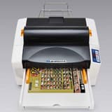 Plastifieuse automatique LAMI Revo Office de face, un document plastifié dans le bac de sortie