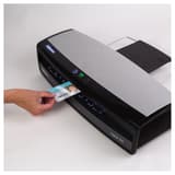 100 pochettes de plastification 65 x 95 mm 125 microns brillantes FELLOWES — En situation