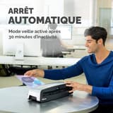 Plastifieuse à pochettes NEPTUNE 3 FELLOWES — Utilisateur récupérant un document plastifié, machine en veille sur une table