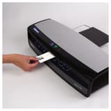 100 pochettes de plastification 54 x 86 mm 125 microns brillantes FELLOWES — En situation