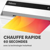 Plastifieuse à pochettes Saturn 3I A4 FELLOWES — Une feuille engagée dans la fente, machine vue de trois quarts