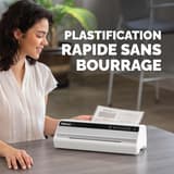 Plastifieuse à pochettes Saturn 3I A4 FELLOWES — Utilisatrice récupérant un document A4 plastifié en sortie de machine