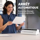 Plastifieuse à pochettes Saturn 3I A4 FELLOWES — Utilisatrice tenant un document plastifié, machine en veille sur un plan de travail
