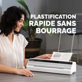 Plastifieuse à pochettes Saturn 3I A3 FELLOWES — Utilisatrice engageant une pochette A4 dans la fente, machine posée sur un bureau