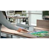 Plastifieuse à pochettes iLAM Office Pro A3 LEITZ - La plastifieuse à pochettes Leitz iLAM Office Pro A3 posée sur un bureau, un document engagé dans la fente