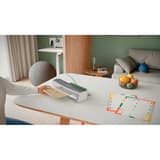 Plastifieuse à pochettes de bureau iLAM Home Office A4 gris LEITZ - La plastifieuse à pochettes Leitz iLAM Home Office A4 posée sur un bureau, un document engagé dans la fente