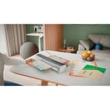 Plastifieuse à pochettes de bureau iLAM Home Office A3 gris LEITZ - La plastifieuse à pochettes Leitz iLAM Home Office A3 posée sur un bureau, un document engagé dans la fente