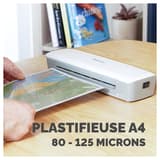 Plastifieuse à pochettes ION A4 FELLOWES — Main insérant une pochette dans la fente, machine posée sur un bureau