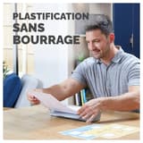 Plastifieuse à pochettes ION A4 FELLOWES — Utilisateur récupérant un document plastifié en sortie de machine