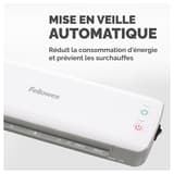 Plastifieuse à pochettes ION A3 FELLOWES — Bouton d’alimentation et voyant de veille, vue rapprochée