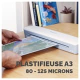 Plastifieuse à pochettes ION A3 FELLOWES — Main insérant une pochette dans la fente, machine posée sur un bureau