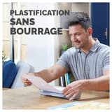 Plastifieuse à pochettes ION A3 FELLOWES — Utilisateur récupérant un document plastifié en sortie de machine