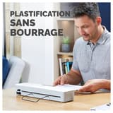 Plastifieuse à pochettes PIXEL A4 FELLOWES — Utilisateur engageant une pochette dans la fente d’introduction
