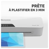 Plastifieuse à pochettes PIXEL A3 FELLOWES — Machine de trois quarts, une pochette engagée dans la fente