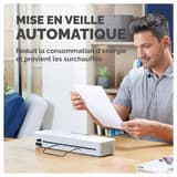Plastifieuse à pochettes PIXEL A3 FELLOWES — Utilisateur tenant un document plastifié, machine posée sur un bureau