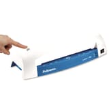 Plastifieuse à pochettes LUNAR+ A4 Bleue FELLOWES - Doigt appuyant sur le levier de déblocage, sur le dessus de la plastifieuse à pochettes Fellowes Lunar+ A4