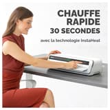Plastifieuse à pochettes VENUS A3 FELLOWES — Utilisatrice appuyant sur le bouton d’alimentation, machine posée sur un plan de travail