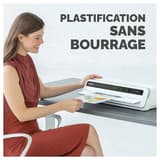 Plastifieuse à pochettes VENUS A3 FELLOWES — Utilisatrice engageant une pochette dans la fente d’introduction