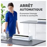 Plastifieuse à pochettes JUPITER A3 FELLOWES — Utilisatrice debout à côté de la machine posée sur un bureau