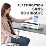 Plastifieuse à pochettes JUPITER A3 FELLOWES — Utilisatrice engageant une pochette dans la fente d’introduction