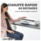Plastifieuse à pochettes JUPITER A3 FELLOWES — Utilisatrice posant la main sur la machine, assise à un bureau